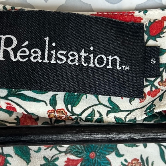 EUC Realisation Par The Bennie Silk Top in White Batik Floral by Realisation Par - Picture 8 of 13